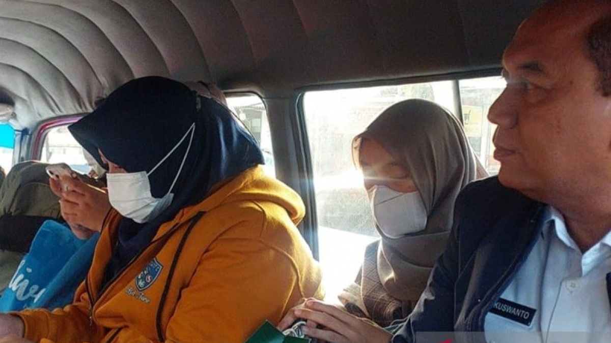Naik Jaklingko ke Kantor, Wali Kota Jakbar Cerita Bareng Warga yang Mau Berbelanja