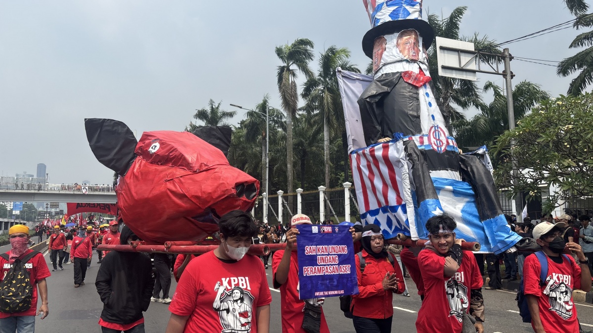 Bawa Kepala Babi dan Ogoh-ogoh Muka Donald Trump, Massa May Day di DPR: Simbol Kapitalisme