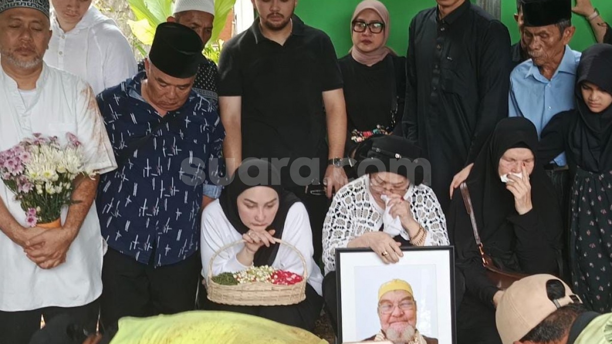 40 Hari Kepergian Ayah, Mona Ratuliu Masih Diliputi Duka Mendalam