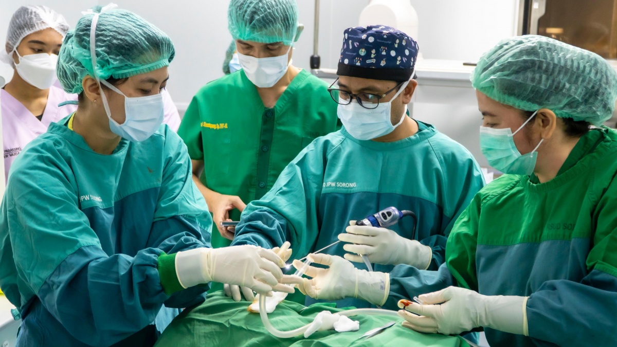 Terobosan Medis di Sorong: Dokter Spesialis THT Lakukan Operasi dengan Teknologi Canggih