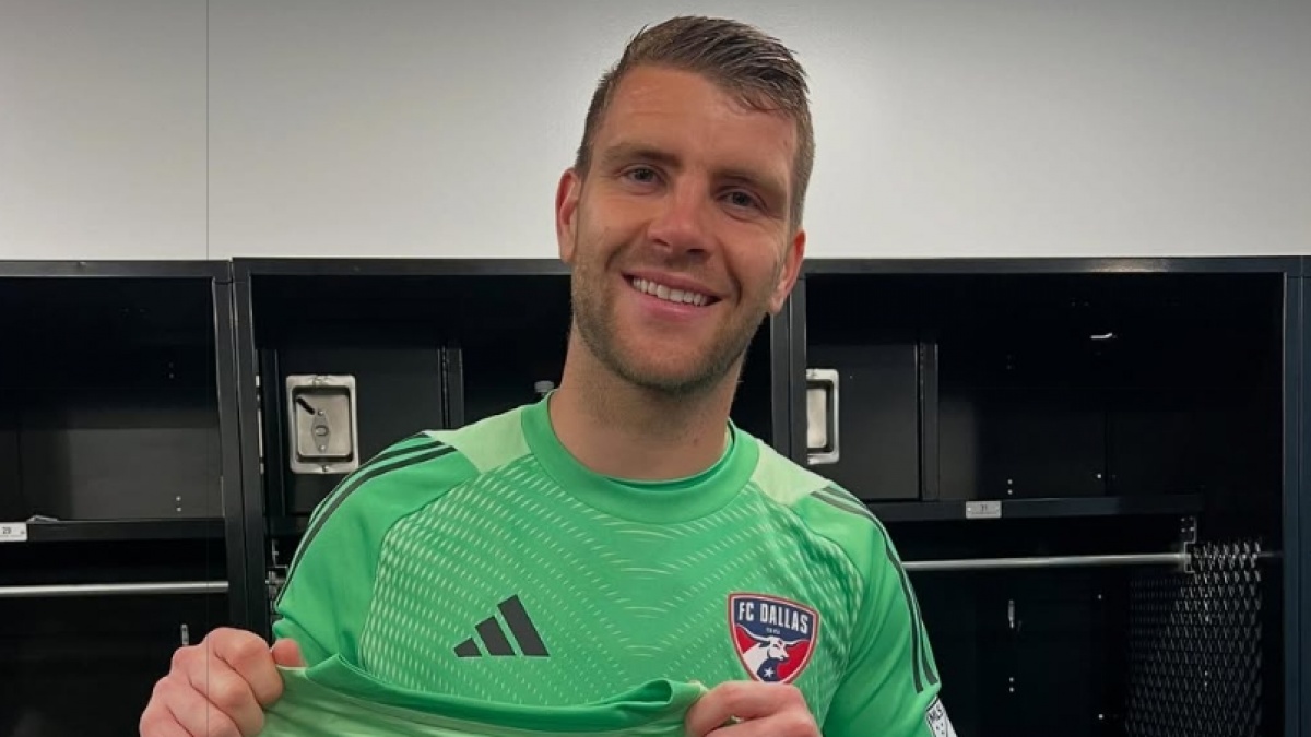 Maarten Paes Tiba di Markas Ajax Amsterdam, Langsung Senyam Senyum