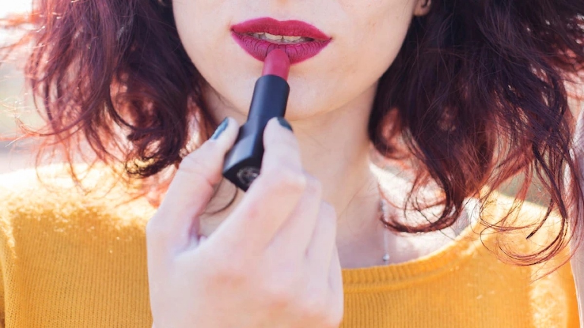 Cara Mengatasi Lipstik Menempel di Cangkir atau Pakaian saat Acara Formal