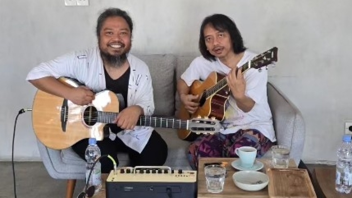 Apes! Ketahuan Jadi Fans Arsenal, Is Eks Vokalis Payung Teduh Diusir dari Stadion PSG