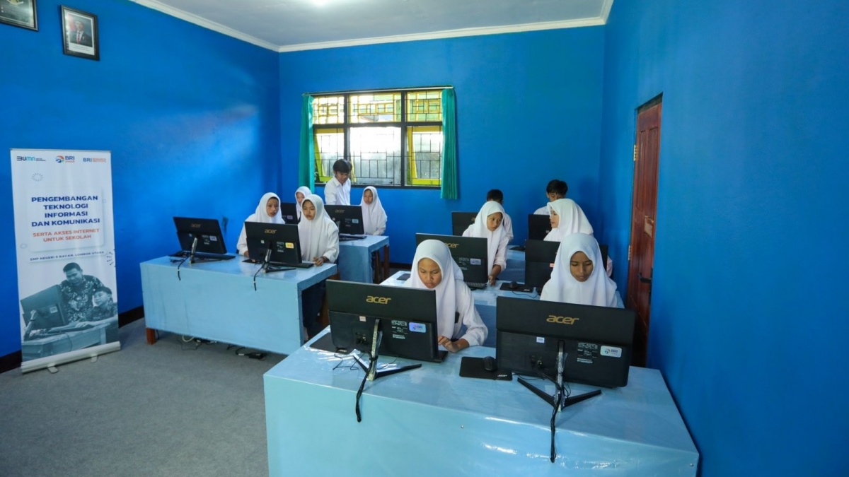 Salurkan Bantuan ke SMPN 6 Lombok Utara, BRI Dukung Pemerataan Teknologi Pendidikan di Wilayah 3T