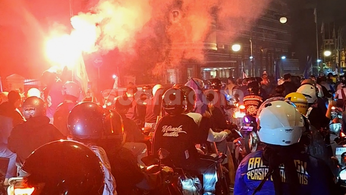 'Juara..Juara' Teriakan Bobotoh Saat Padati Jalanan Kota Bandung