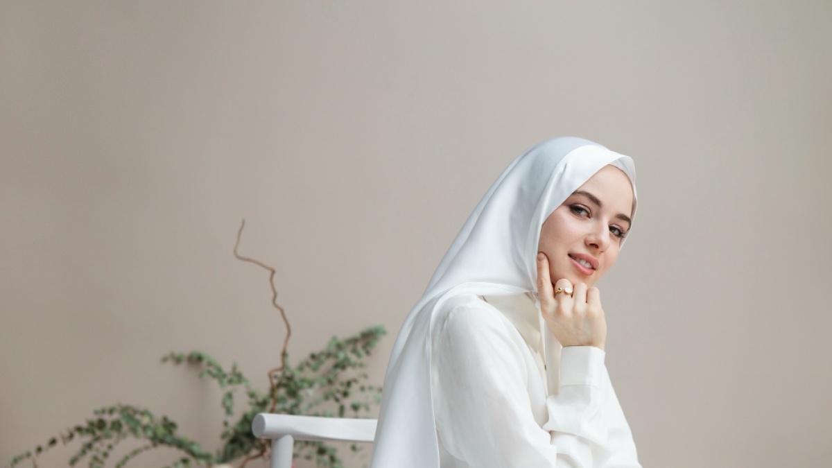 Make Up Bikin Wudhu Gak Sah? Cek Jenis Riasan yang Harus Dihapus Sebelum Salat