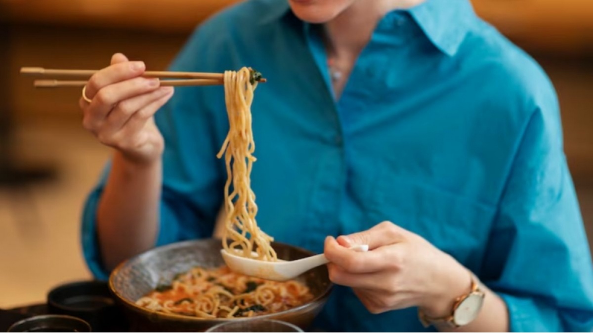 Seorang Influencer Diduga Dapat Uang Rp 177 Miliar karena Makan Mi Korea