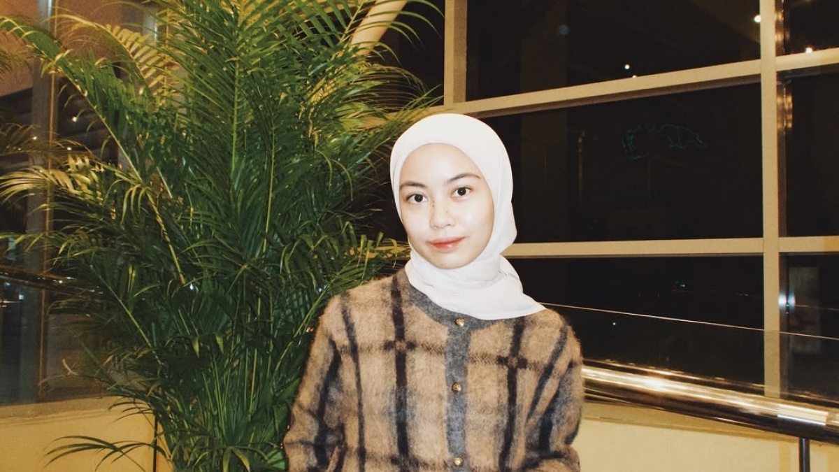 Inspirasi Outfit Minimalis ala Tsana Rintik Sedu, Simpel tapi Kece!
