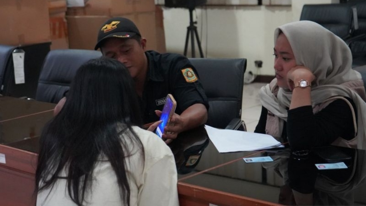 Belasan Wanita Diduga PSK MiChat Diciduk di Cibinong