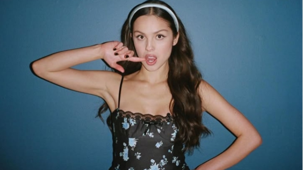 Olivia Rodrigo Hiasi Jersey Barcelona di El Clasico Lawan Real Madrid