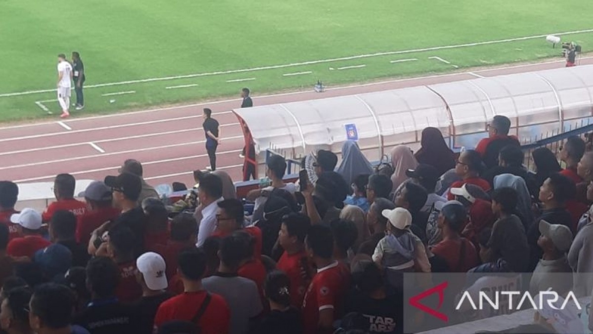 Didampingi Sosok Ini, Pratama Arhan Tonton Laga Semen Padang Lawan Persik