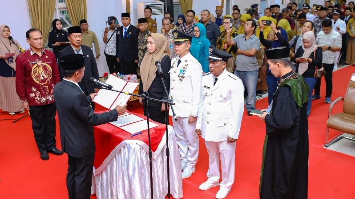 20 Tahun Angkut Sampah, Arifin Dilantik Jadi Lurah di Kabupaten Bone