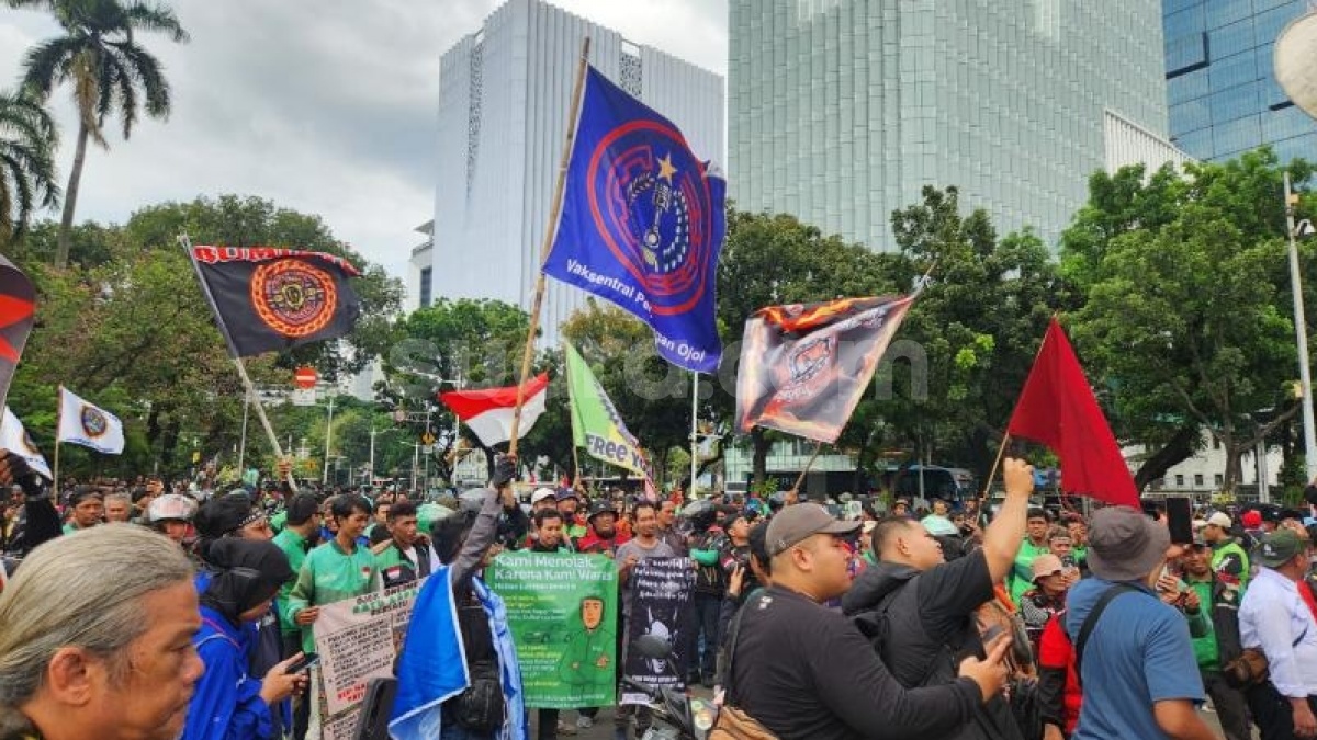 Menyemut di Patung Kuda, Kawasan Ring Satu Istana Mendadak Lumpuh Imbas Demo Ojol