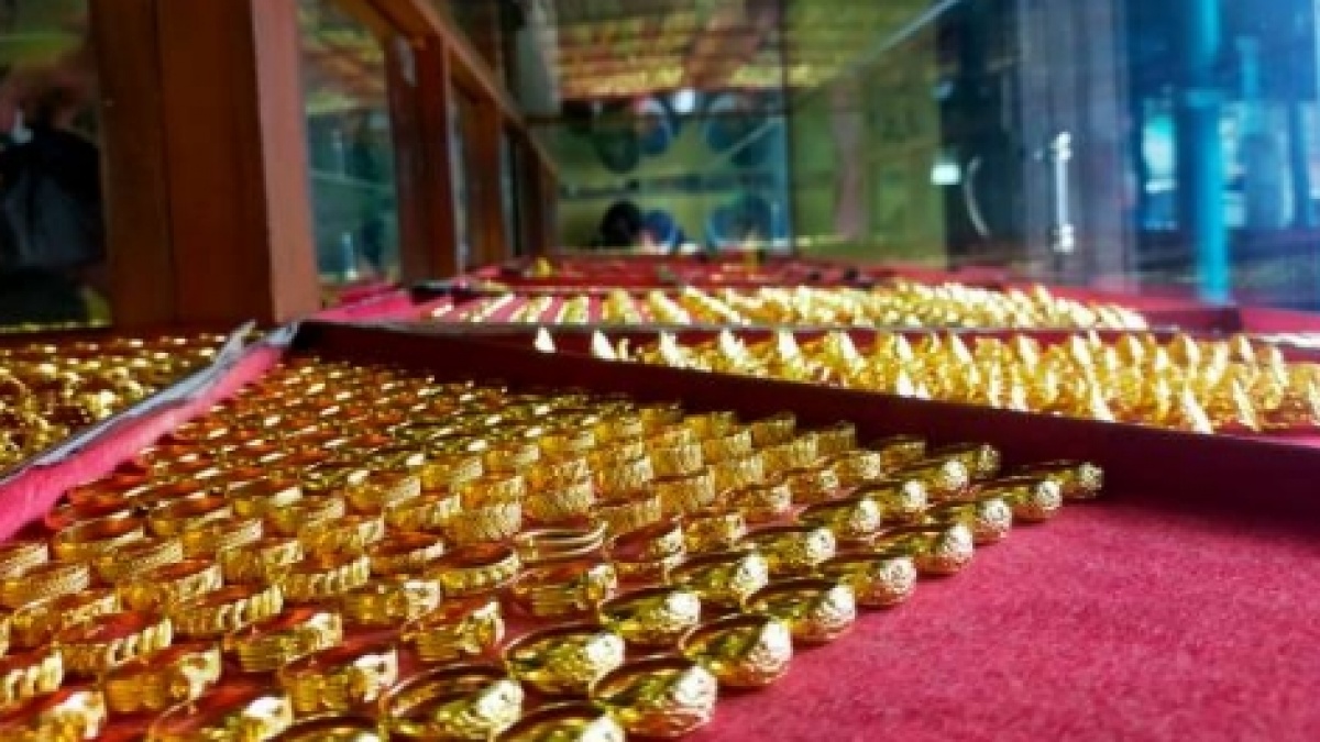 Harga Emas Menguat Ditopang Pelemahan Dolar AS, Perang Dagang AS-China Berlanjut?