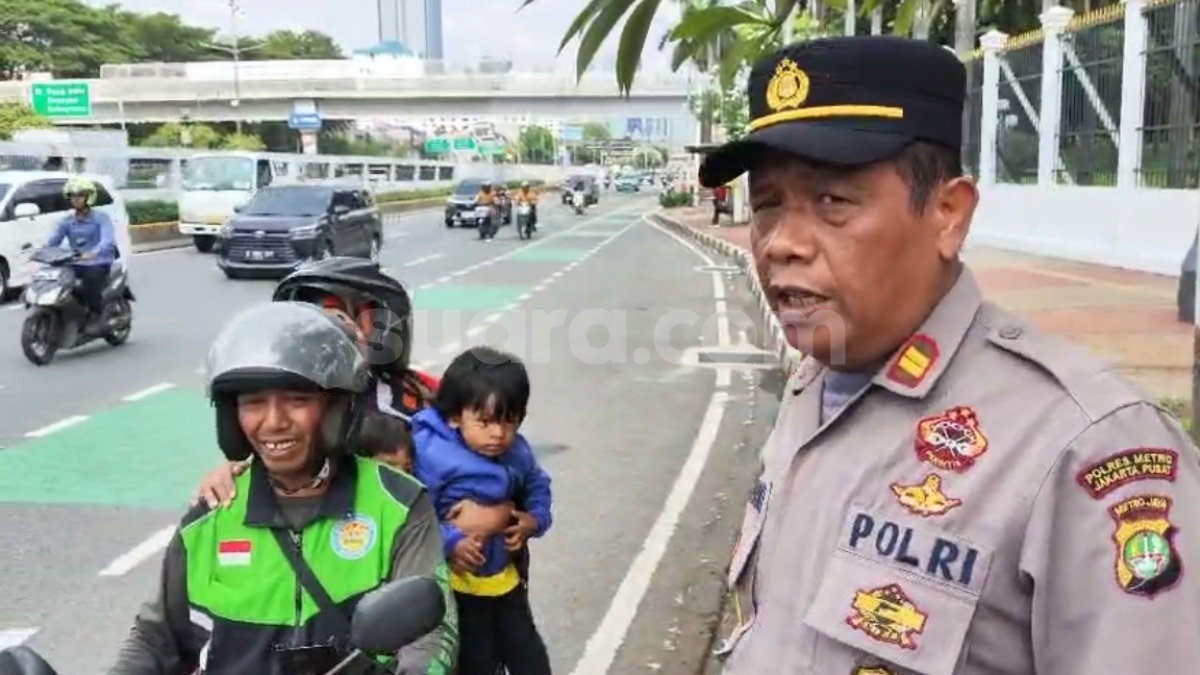 Ajak Anak-Istri Nonton Demo di DPR, Sopir Ojol Diusir Polisi: Sana, Jangan di Sini!
