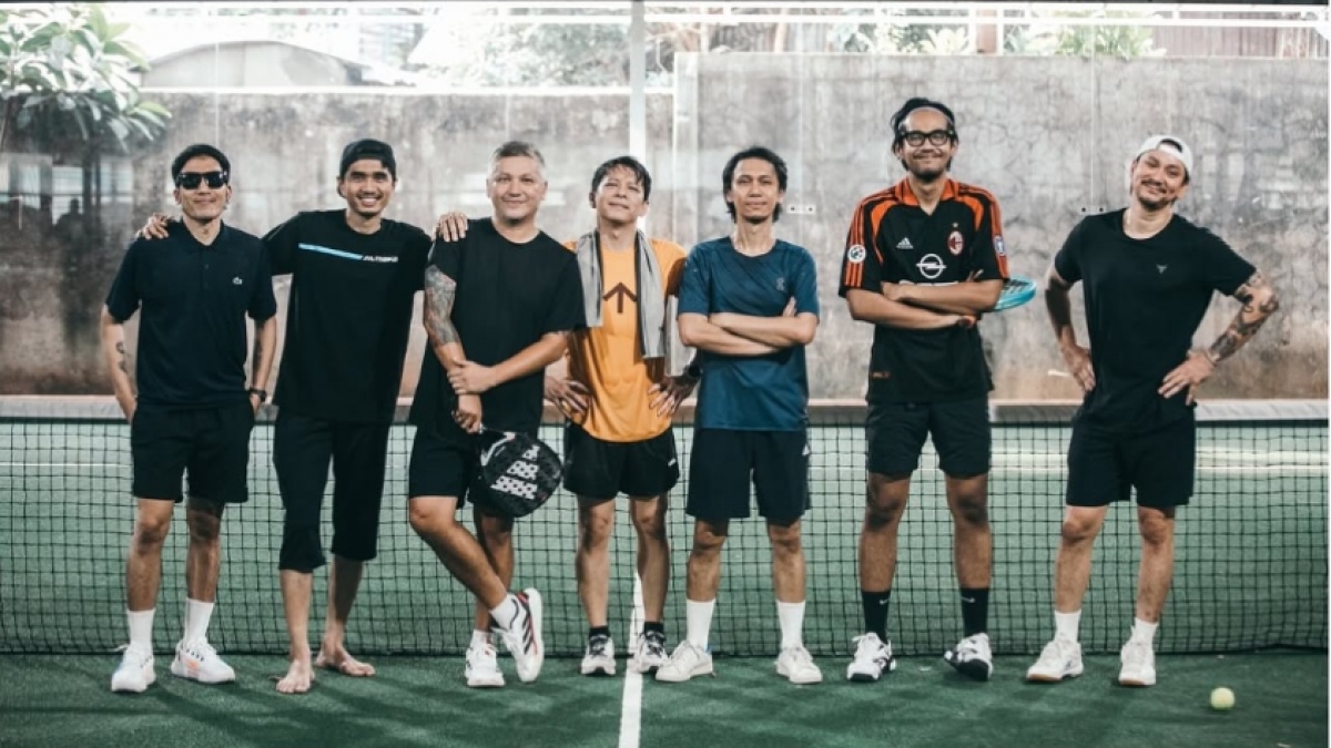 Diracuni Desta, 9 Potret Anak Band Main Padel Bareng Ariel, Duta, hingga Eross