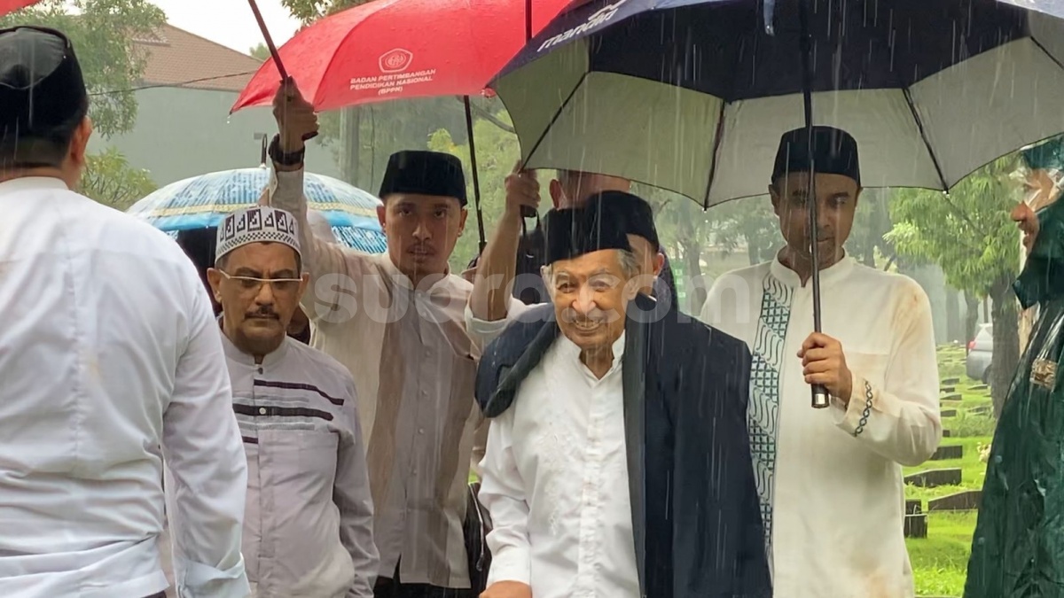 Hujan Deras Iringi Pemakaman Suami Najwa Shihab, Quraish Shihab: Ini Tanda Rahmat Tuhan