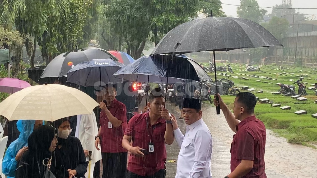 Diiringi Hujan Deras, Najwa Shihab Absen di Pemakaman Suami
