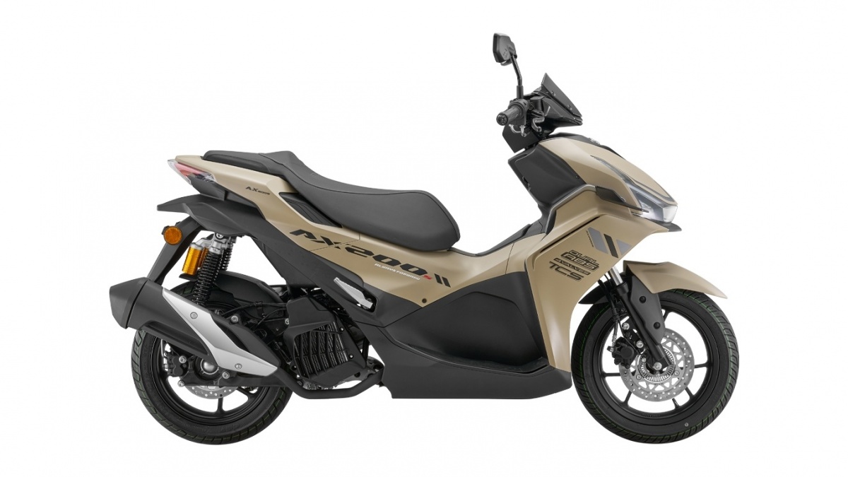 Mesin Lebih Besar, Bodi Lebih Kecil, Harga Lebih Murah: Perbandingan Aerox Alpha vs QJMotor AX200S