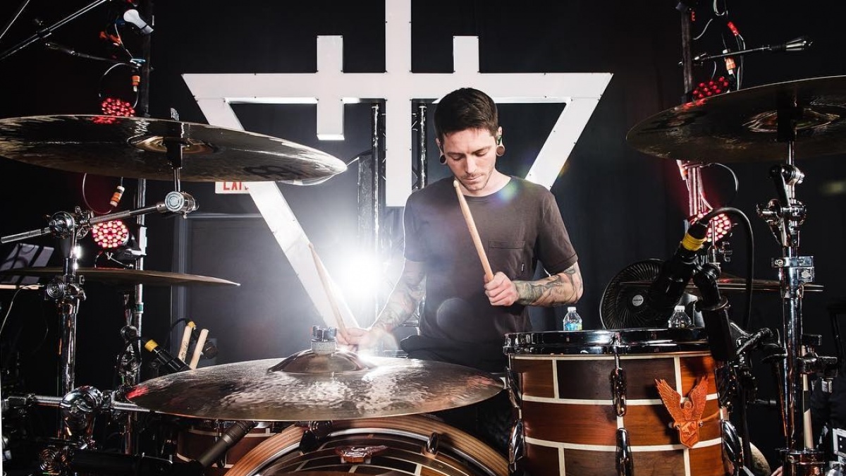 Kecelakaan Pesawat, Daniel Williams Mantan Drummer The Devil Wears Prada Tewas