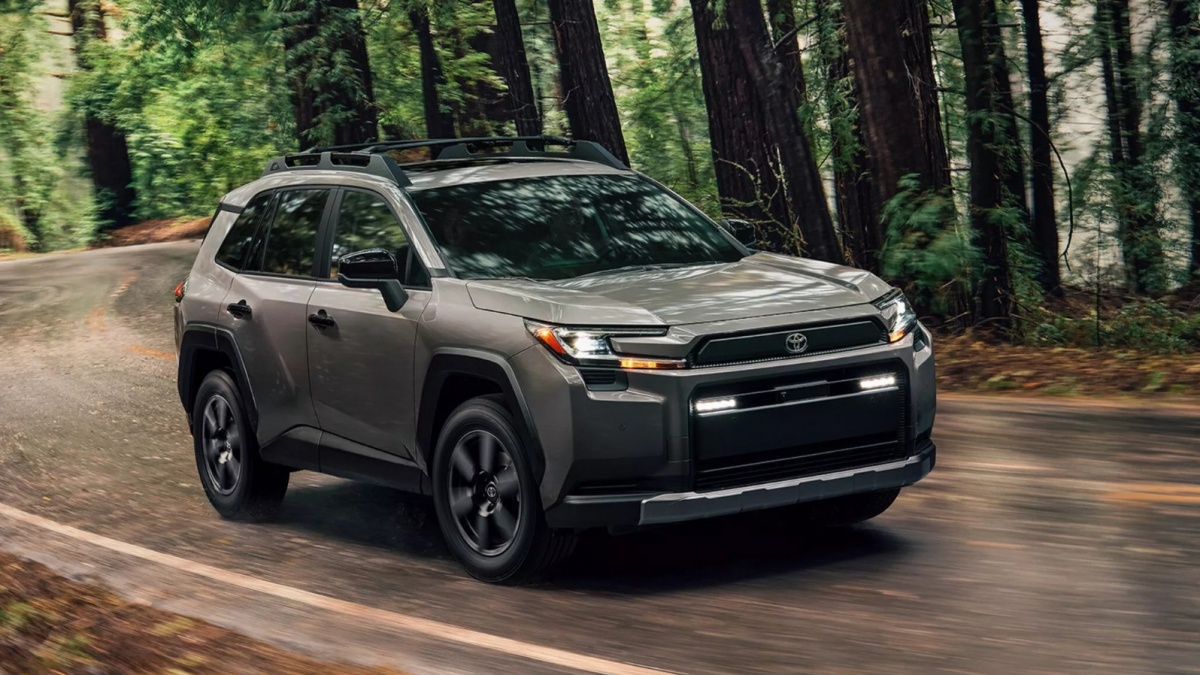 Strategi Agresif Toyota Bendung Dominasi BYD dengan Luncurkan RAV4 PHEV Lebih Cepat