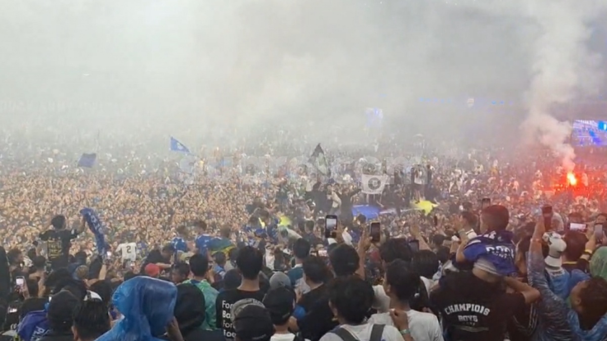 Bobotoh Menyemut di Stadion GBLA Rayakan Persib Juara Liga 1 2024/2025