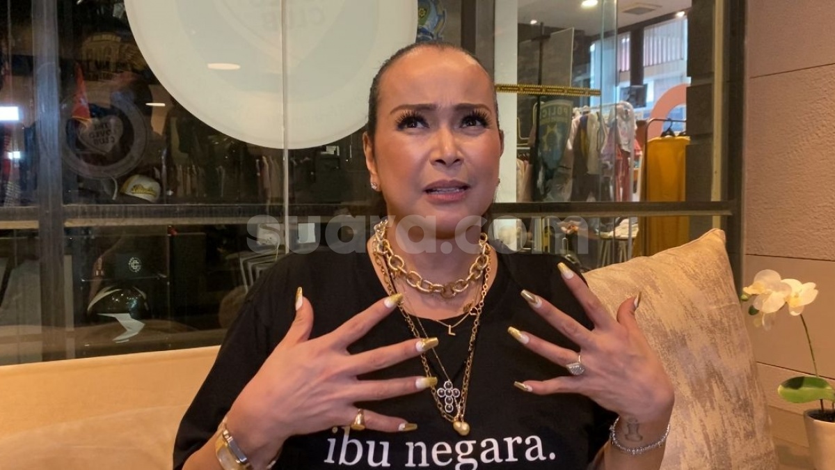Jennifer Jill Ungkap Anak Angkatnya Mirip Dirinya: Suka yang Emas-Emas!