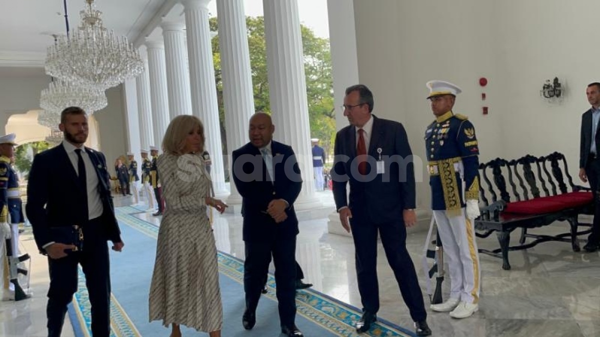Dampingi Prabowo Sambut Presiden Prancis di Istana, Gaya Didit saat Ngobrol Bareng Istri Macron