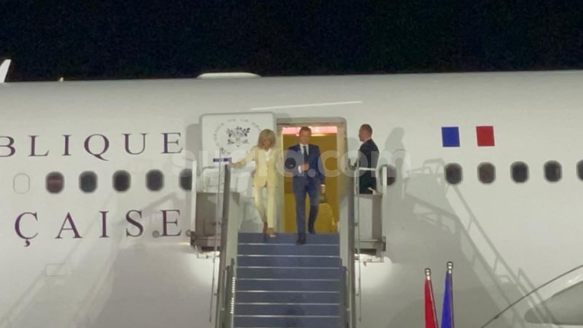 Gandeng Ibu Negara saat Mendarat di Halim, Presiden Macron: Saya Senang Berada di Indonesia