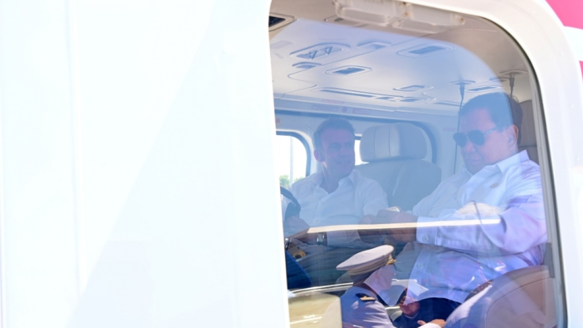 Naik Helikopter Bareng, Keakraban Prabowo dan Macron di Magelang Curi Perhatian