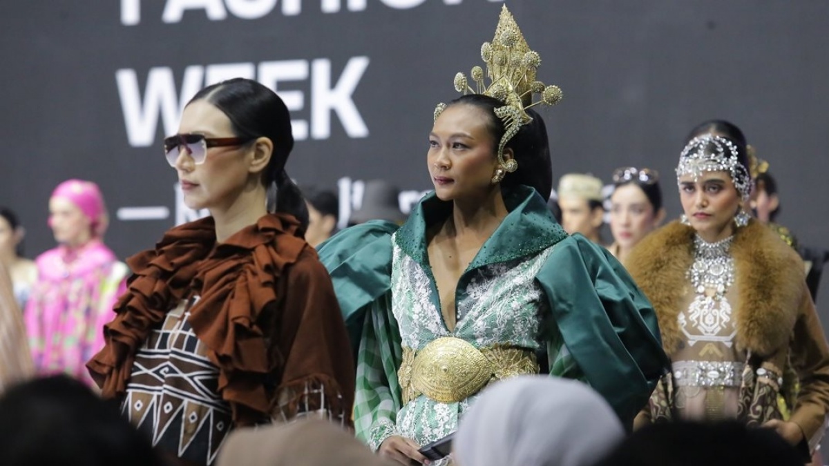 IFW 2025: Melihat Busana Karya Desainer Malaysia, Indonesia vs Armenia Lebih Keren Mana?