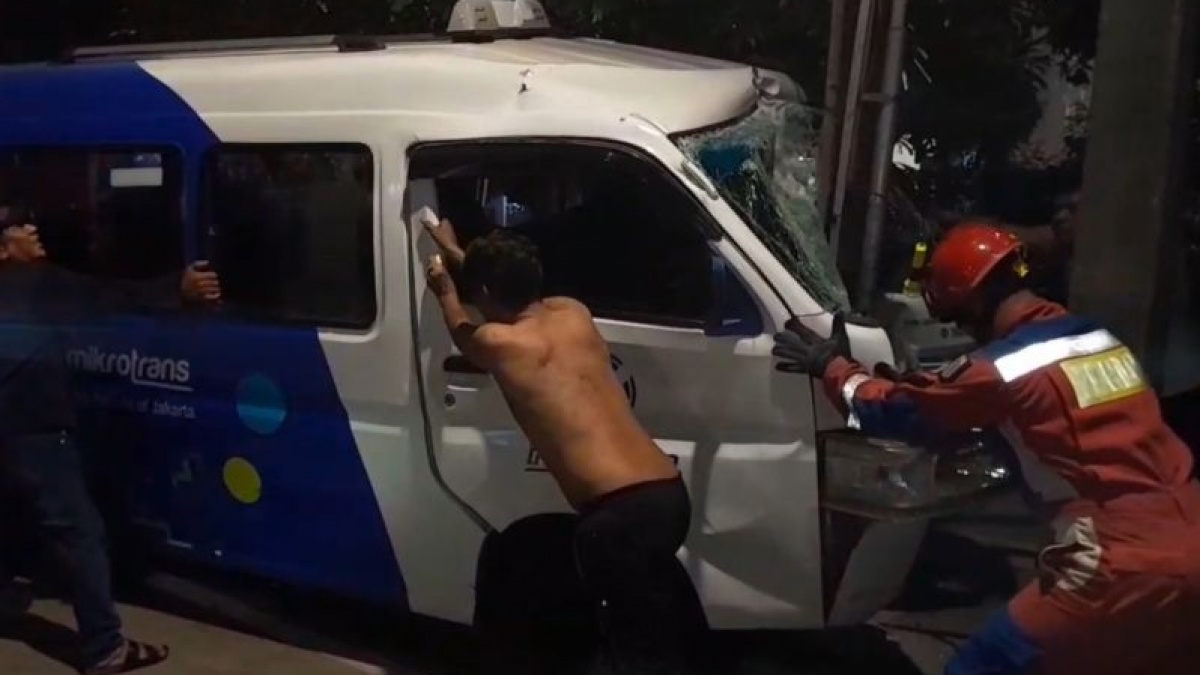 Tragis! Usai Kubur Jenazah Ayahnya, Sopir JakLingko di Jakut Tubruk Tiang sampai Terjepit