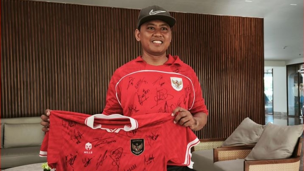 Naik Sepeda Motor ke Bali Dan Bayar Hotel Rp 10 Juta Demi Bertemu Pemain Timnas