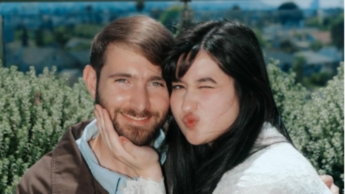 8 Potret Pernikahan Stephanie Poetri dan Asher di Pengadilan Beverly Hills, Sederhana Banget!
