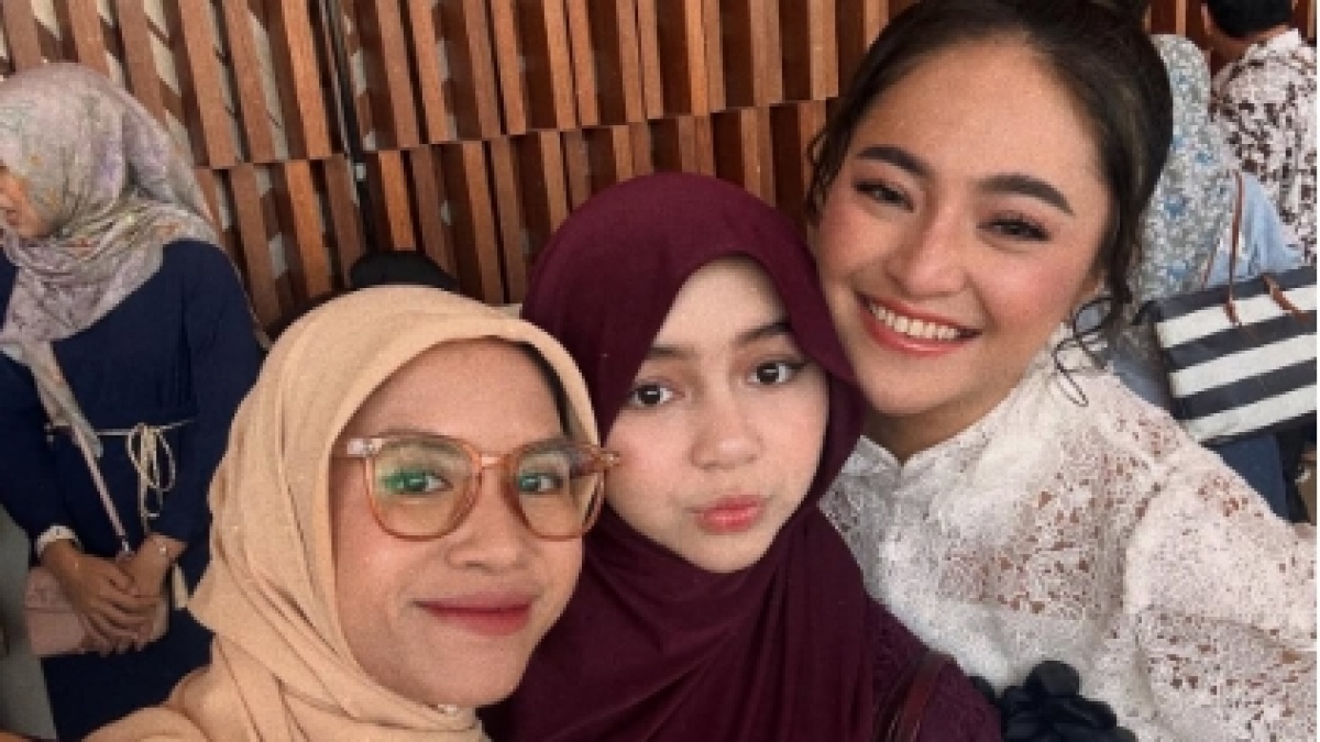 7 Momen Sienna Kasyafani Lulus SD, Didampingi Dua Ibu