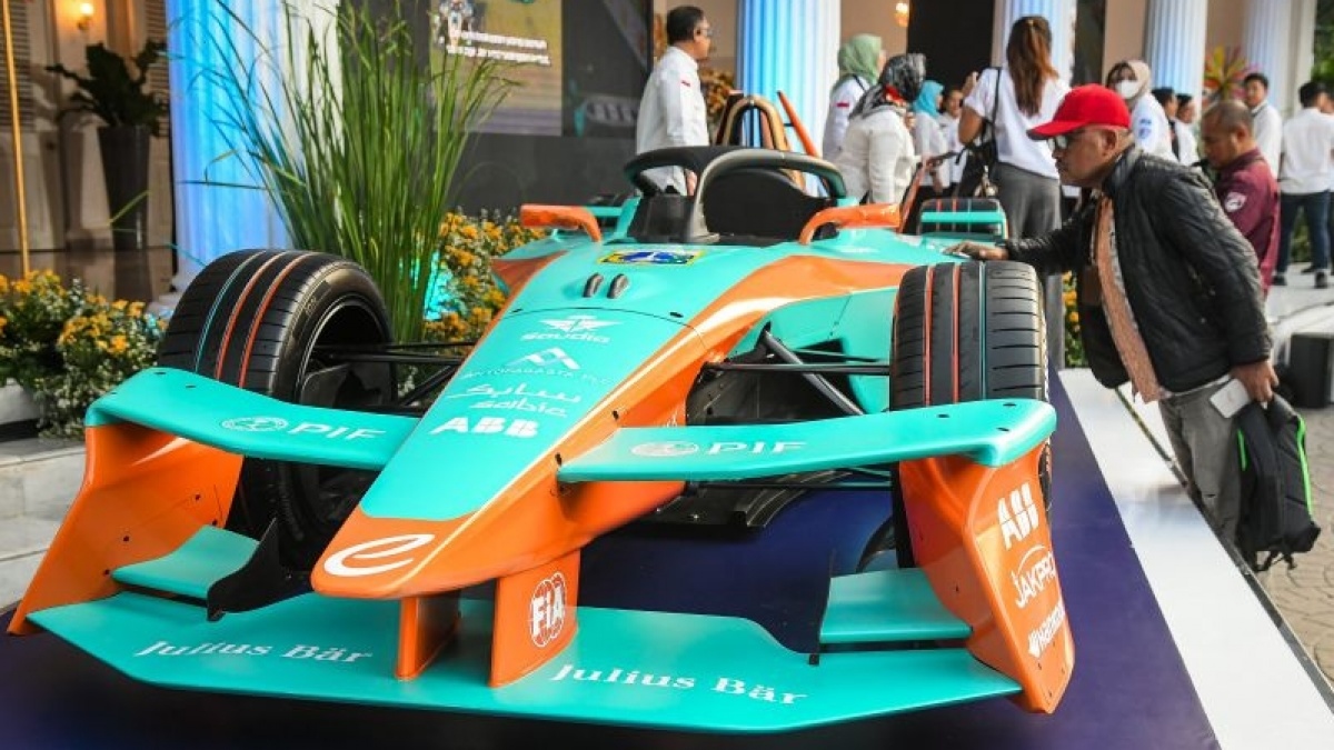 Jelang Formula E, Jakpro Pamerkan Mobil Balap di Bundaran HI