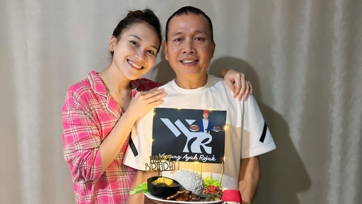Kejutan Manis Ayu Ting Ting untuk Ayah Rojak di Ulang Tahun ke-63