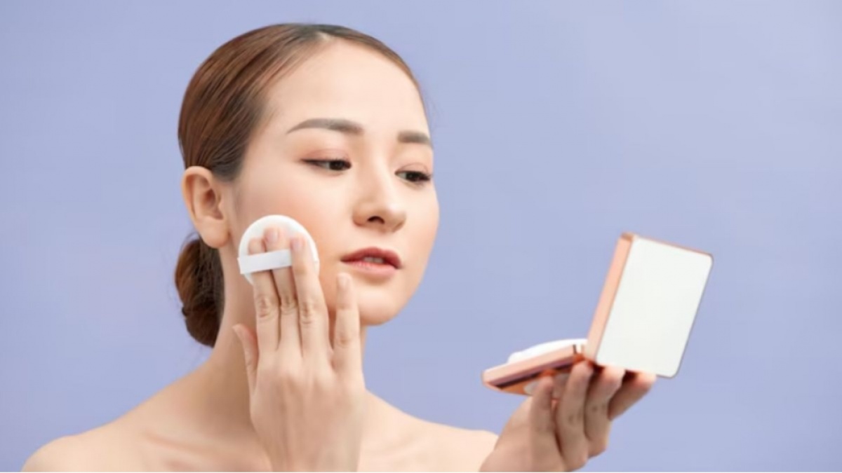 Tips Memilih Warna Bedak yang Cocok untuk Kulit Kuning Langsat, Bye-bye Kusam!