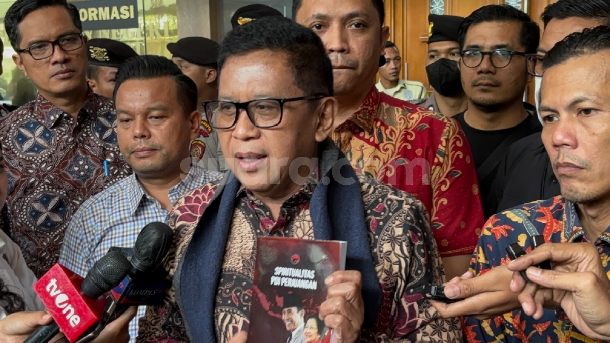 Pamer Buku yang Ditulis di Rutan KPK, Hasto Persembahkan untuk Megawati