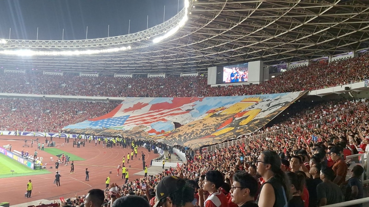 Lagi-lagi Bikin Geger! Dua Tifo Raksasa Getarkan Stadion GBK