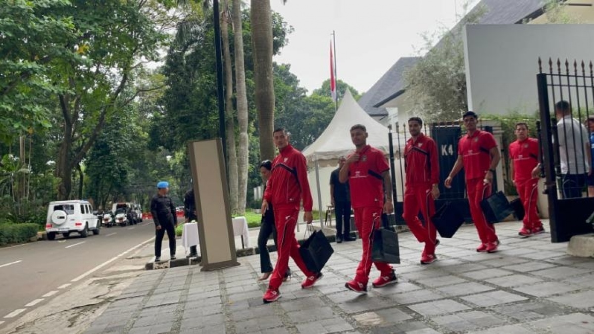 Tenteng Goodie Bag Usai Ketemu Presiden Prabowo, Pemain Timnas Pamer Jam Rolex