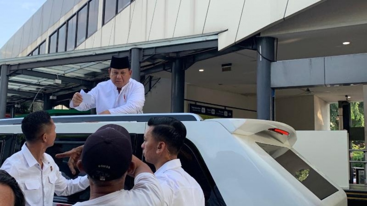 Prabowo Bagikan THR Usai Salat Iduladha dari Sunroof Mobil Kepresidenan, Warga Saling Berebut
