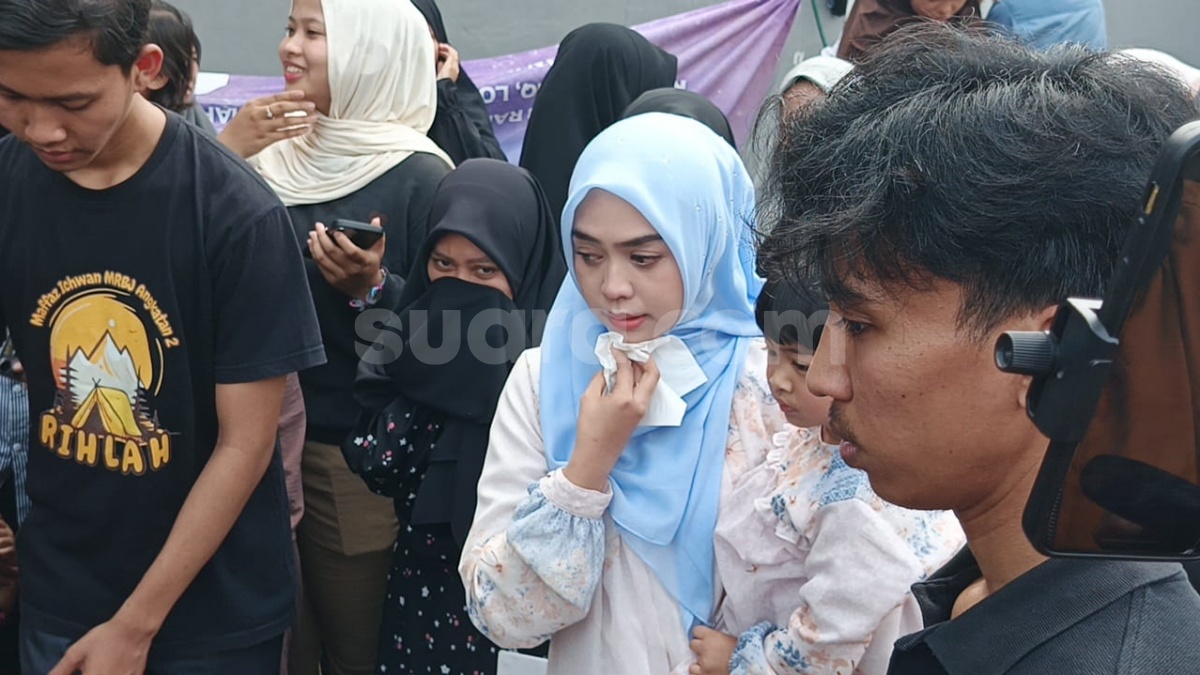 Keringat Dingin Gara-Gara Tifus, Ria Ricis Tetap Antusias Potong Hewan Kurban