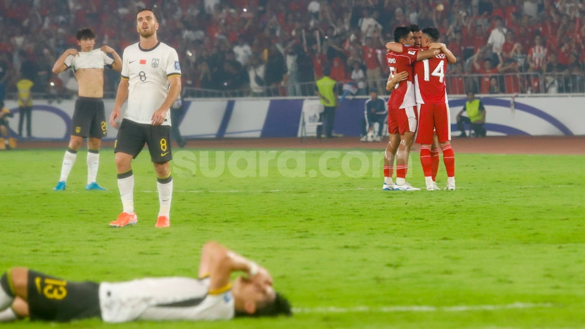 Striker Belanda Nimbrung ke Joey Pelupessy Saat Rayakan Kemenangan Timnas Indonesia