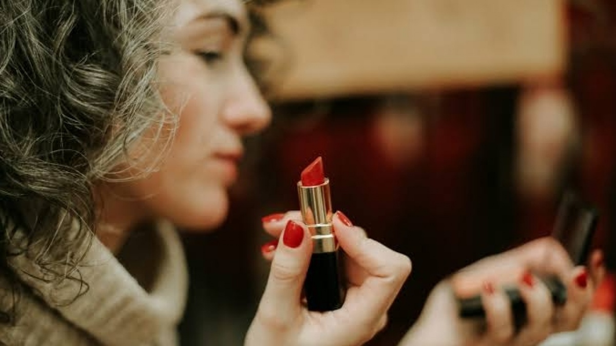 5 Rekomendasi Lipstik untuk Usia 40 Tahun ke Atas, Bikin Fresh dan Lebih Muda
