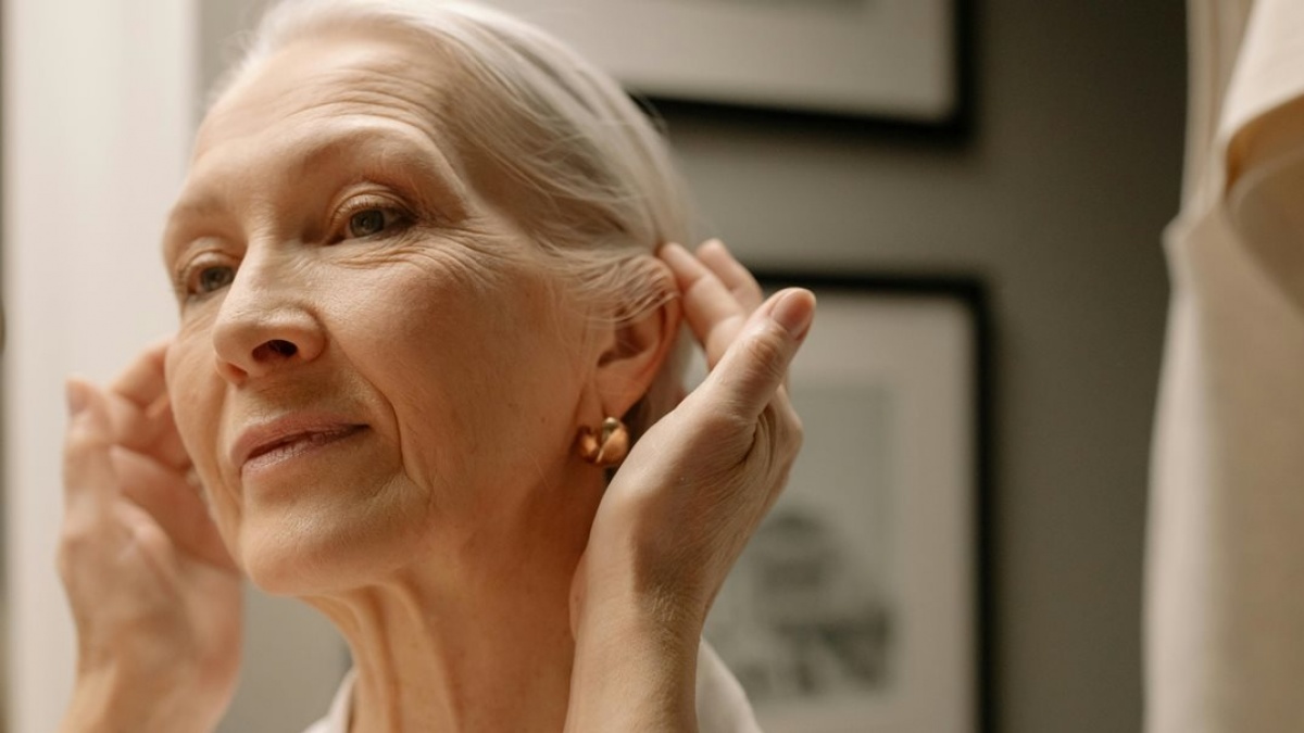 5 Rekomendasi Sunscreen SPF 50 untuk Lansia, Wajah Terlindungi dan Cerah