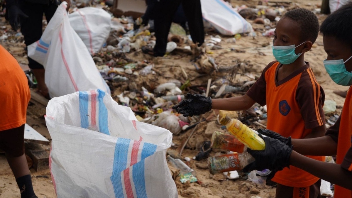 Peringati Hari Laut Sedunia, KKP Bersihkan Pantai Pulau Doom