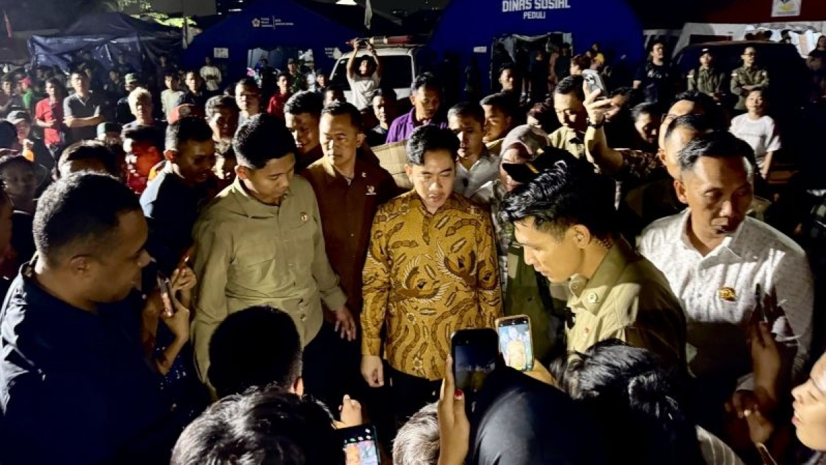 Gibran Muncul di Tengah Isu Pemakzulan, Bagi-bagi Susu di Kapuk Muara