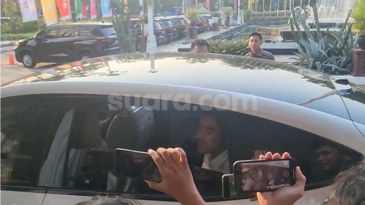 Setelah BMW, Kini Kaesang Muncul dari Balik Pintu Mobil Listrik Hyptec HT