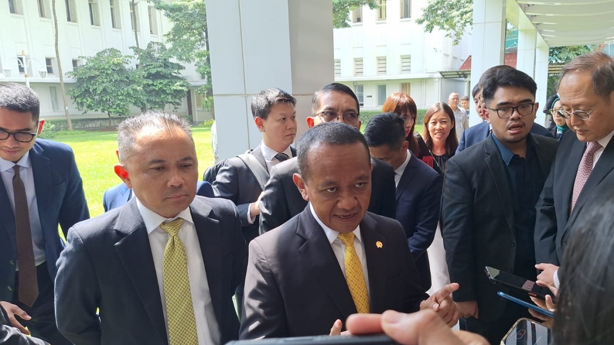 Semprot Bos PLN, Menteri Bahlil ke Prabowo: Saya Kelihatan Hitam karena Petromaks